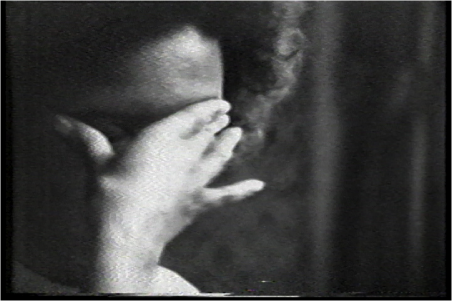 Image : Femme ménagère, image tirée de la vidéo Femmes soyez, 1973.  Photo : Carmen Lapchuck avec l’aimable permission de Vidéog